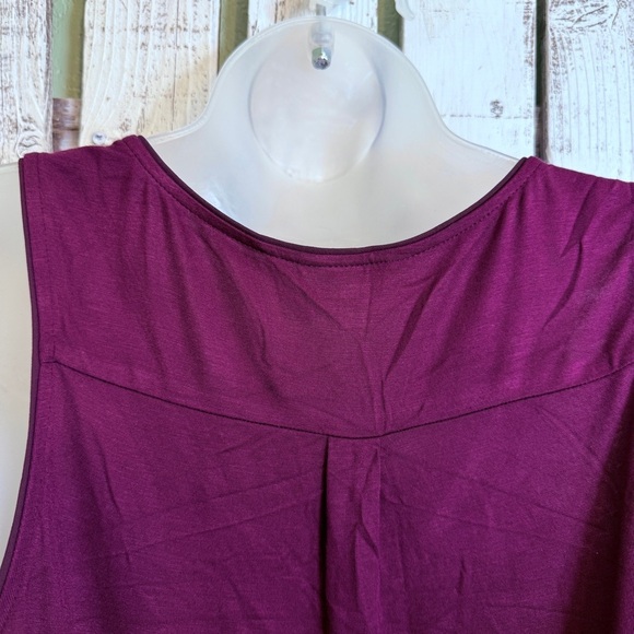 Candies Animal Leopard Print Top Zip Front Sleeveless Size Medium Maroon V-neck - Picture 7 of 11